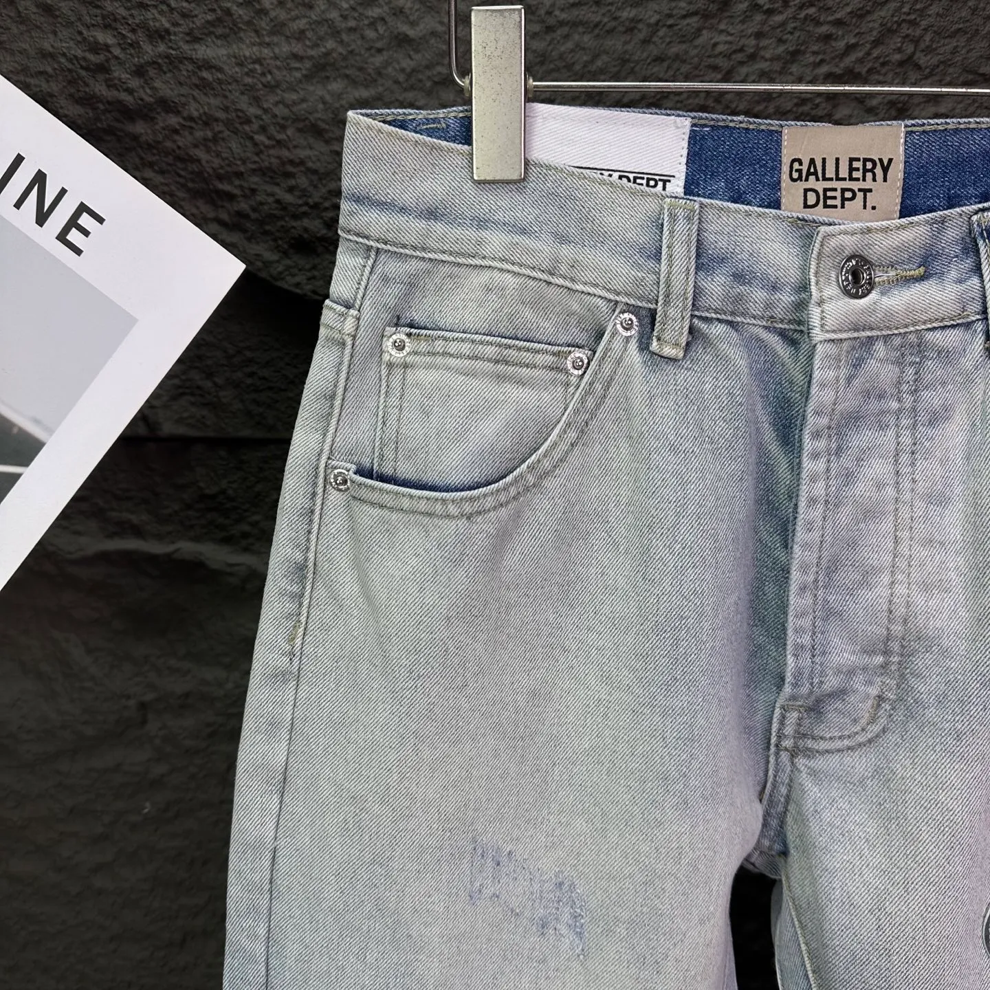 P240 GALLERY DEPT. 2026 New Colorful Skin Embroidered Letter Splicing Couple Style Washed Loose Bootcut Jeans 🔥High Version🔥High Version🔥 Top Ceiling Quality Styles with different washed textures are very friendly to people with thin legs and thick legs. The bootcut version is very flattering to the leg shape. Moderate length that never goes out of style, easy and casual to match, basic styling for various styles, a must-have in the wardrobe! The fabric is stiff but also makes the upper body soft without losing texture. The washing process is even more perfect. It is a must-have item for everyone! ! ! Washed wheat, hang tag, pants label, complete with three labels Color: light blue Size: 28, 30, 32, 34, 36 (five sizes)